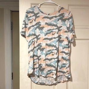 Old Navy High low Camo Tee Large